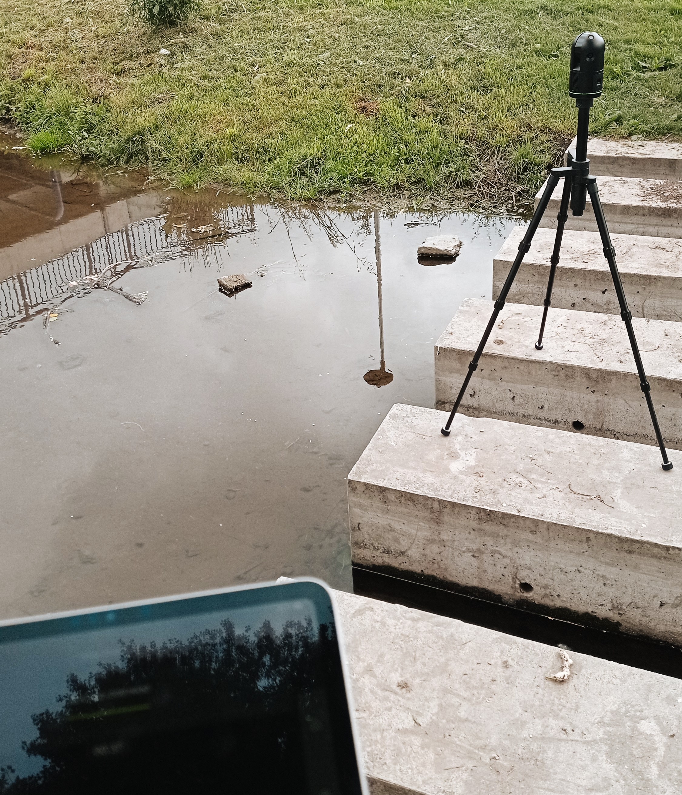 Ruční 3D skener je zařízení, které umožňuje uživatelům snímat a digitalizovat třírozměrné objekty nebo scény do digitálního formátu. 